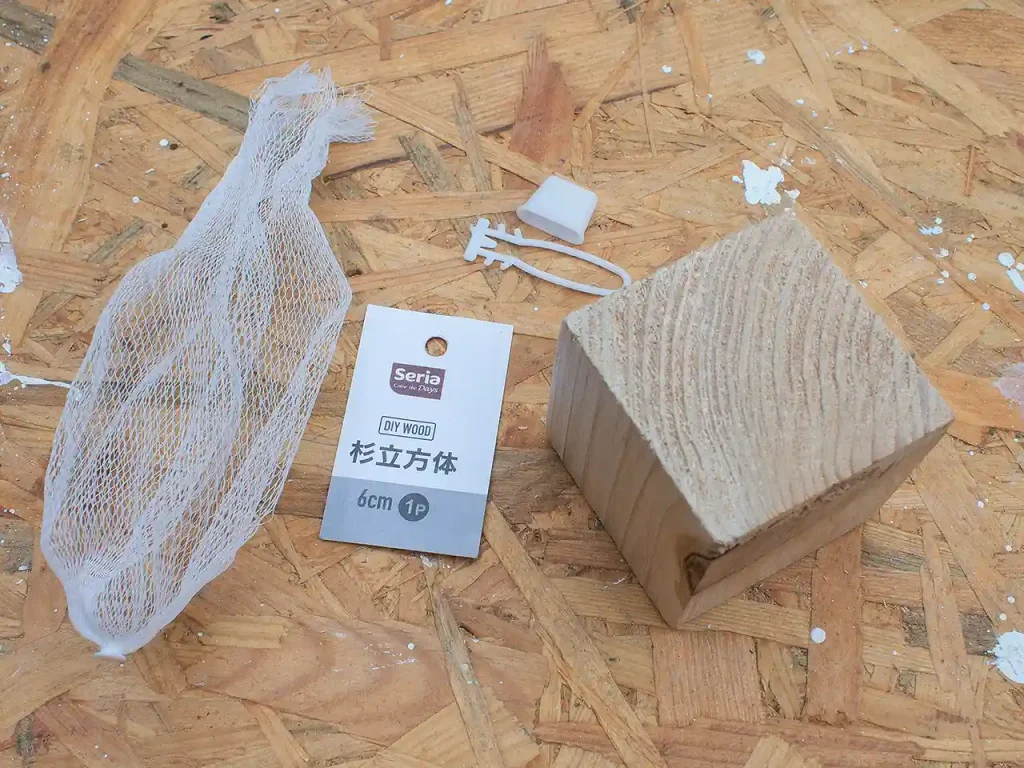 扇風機スタンドの土台と支柱をつなぐ部品の「杉立方体」